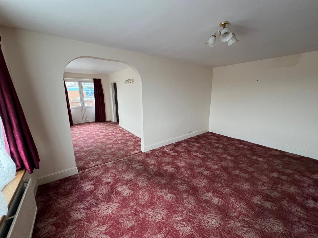 Lot: 64 - FREEHOLD TOWN CENTRE BUILDING ARRANGED AS TWO FLATS - Upper Flat Living/Dining Room